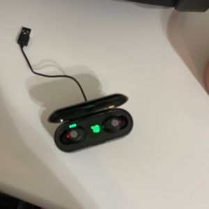 Wireless Bluetooth earbuds